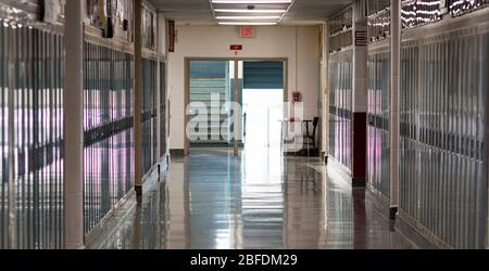 West Islip, New York, USA - 16. März 2020: Eine Schule hat den Flur leer gelassen, weil die Schule wegen des Caronavirus im März 2020 geschlossen ist. Stockfoto