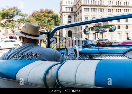 Havanna, Kuba - 26. Juli 2018: Der Besitzer eines klassischen chevy belair Cabrios ist unser Taxifahrer, der uns durch Havanna Kuba führt Stockfoto