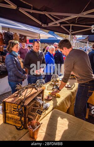 Trüffelstand an der beliebten Touristendestination in Hobart, Tasmanien, bekannt als Salamanca Markets. Stockfoto