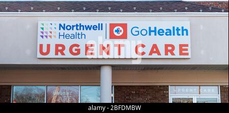 West Islip, New York, USA - 16. März 2020: Schild für das Northwell Health Urgent Care Center auf der Vorderseite des Geschäfts. Stockfoto