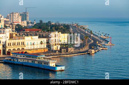 Havanna, Kuba - 25. Juli 2018: Blick von einem Kreuzfahrtschiff auf die Straße von Alt-Havanna und El Malecon an einem trüben Sommermorgen. Stockfoto