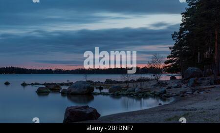 Finnische Küste Frühling Sonnenuntergang in Espoo ohne Menschen Stockfoto