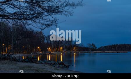 Finnische Küste Frühling Sonnenuntergang in Espoo ohne Menschen Stockfoto