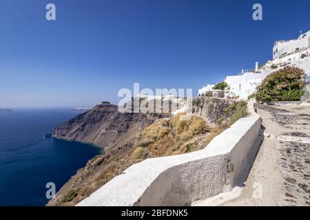 Thira Stadt auf Santorini Insel an einem klaren sonnigen Tag. Klippe mit Blick auf das Meer und die Caldera. Griechenland. Stockfoto