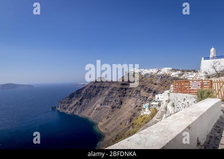 Thira Stadt auf Santorini Insel an einem klaren sonnigen Tag. Klippe mit Blick auf das Meer und die Caldera. Griechenland. Stockfoto