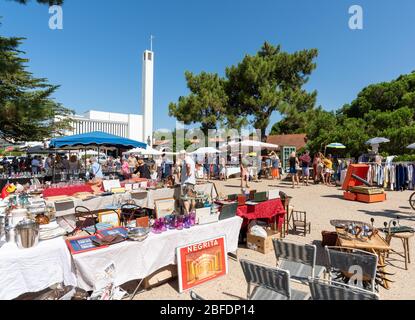 CAP FERRET, FRANKREICH - 08-03-2019: Jeden Sonntagmorgen im Sommer wird vor der Kirche Notre-Dame-des-Flots ein Flohmarkt veranstaltet Stockfoto