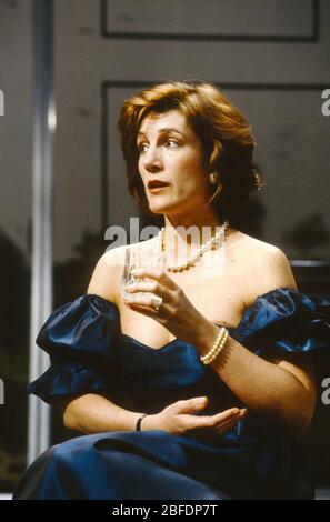 Harriet Walter (Biddy) in DREI VÖGELN, DIE AUF EINEM FELD von Timberlake Wertenbaker im Royal Court Theatre AUFSTEIGEN 1991 Design: Sally Jacobs Beleuchtung: Rick Fisher Regie: Max Stafford-Clark Stockfoto