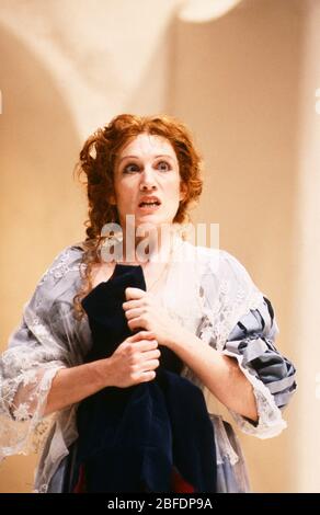 Harriet Walter (Viola) in DER ZWÖLFTEN NACHT von Shakespeare im Royal Shakespeare Theatre, Royal Shakespeare Company (RSC), Stratford-upon-Avon 1987 Bühnenbild: Kit Surrey Kostüme: Deirdre Clancy Regie: Bill Alexander Stockfoto