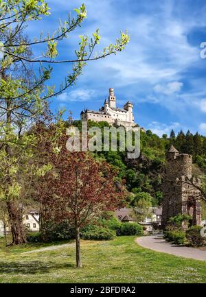 Grünfläche im Frühling am Rheinufer mit der Marksburg im Hintergrund, Braunfels, Deutschland Stockfoto