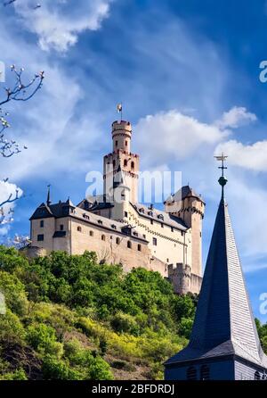 Marksburg Burg oberhalb der Stadt Braubach in Rheinland-Pfalz, Deutschland. Es ist eines der wichtigsten Wahrzeichen der Rhein Schlucht UNESCO-Welterbe Stockfoto