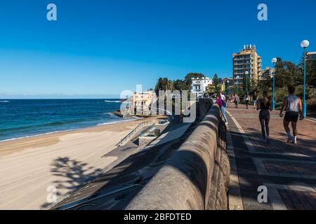 Coogee Beach während der COVID-Lockdowns in Sydney, Australien. Stockfoto