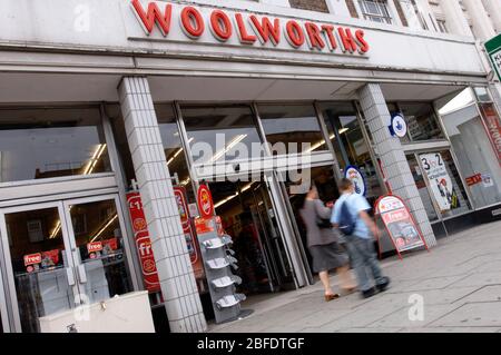 Außen eine Woolworth-Filiale. Das Unternehmen ging in die Verwaltung im Jahr 2008. Stockfoto