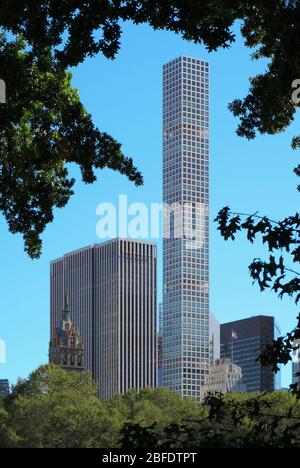 432 Park Avenue, der superhohe Turm in Manhattan von Rafael Viñoly Architects - 96-stöckiger Wolkenkratzer Stockfoto