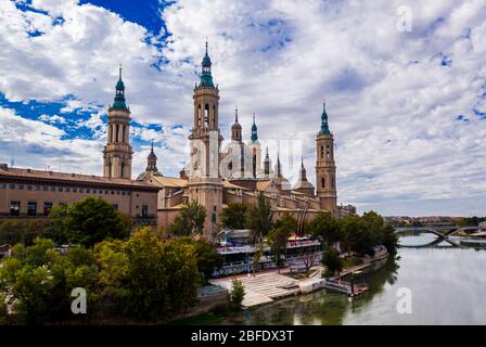 Die Basílica de Nuestra Señora del Pilar und der Ebro in der Stadt Zaragoza (Saragossa), Aragon, Spanien. Stockfoto