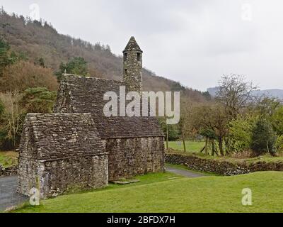 St. Kevin mittelalterliche Kirche im Tal von Glendalough an einem nebligen Tag, Dublin Berge, Wicklow County, Irland Stockfoto