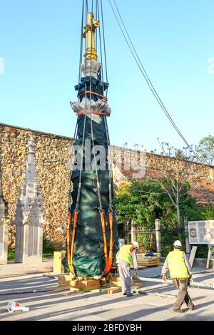 Zagreb, Kroatien - 17. April 2020: Arbeiter haben erfolgreich die Spitze der Kathedrale von Zagreb Hexe wurde durch das Erdbeben Hexe Zag getroffen gesenkt Stockfoto