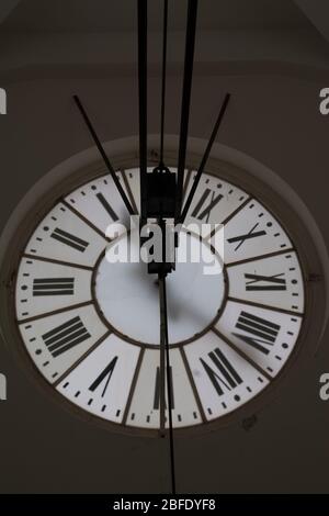 Im Inneren der Uhr - das Uhrwerk im Glockenturm von Messina, das einen Teil des Mechanismus zeigt Stockfoto