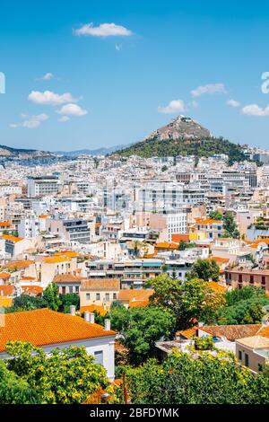 Athen Stadtbild und Lycabettus Hügel von Plaka Bezirk Hügel in Athen, Griechenland Stockfoto