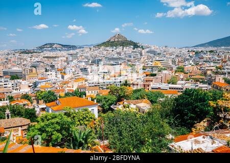 Athen Stadtbild und Lycabettus Hügel von Plaka Bezirk Hügel in Athen, Griechenland Stockfoto
