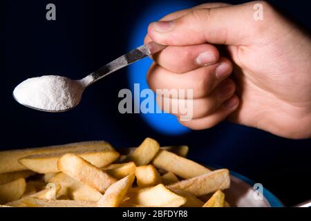 Salz wird auf einen Wackelpudding Chips gegossen Stockfoto