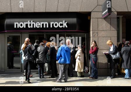 Menschen Schlangestehen vor eine Filiale von Northern Rock auf der Höhe der insuing Bankenkrise im Jahr 2008 Stockfoto