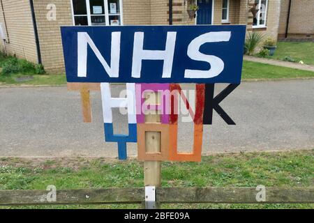 Kesgrave, Suffolk, Großbritannien - 18. April 2020: Vielen Dank NHS-Artwork über die Grange Farm Entwicklung in der Nähe von Ipswich. Die Reaktion der Gemeinschaft auf Coronavirus und die anhaltende Sperrung. Stockfoto