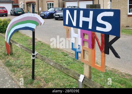 Kesgrave, Suffolk, Großbritannien - 18. April 2020: Vielen Dank NHS-Artwork über die Grange Farm Entwicklung in der Nähe von Ipswich. Die Reaktion der Gemeinschaft auf Coronavirus und die anhaltende Sperrung. Stockfoto