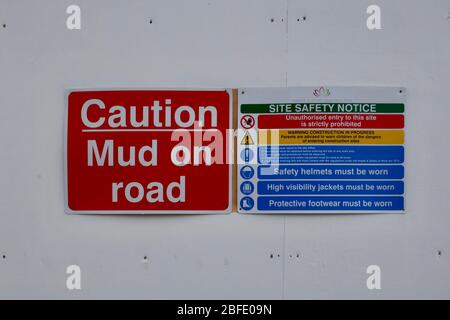 Kesgrave, Suffolk, Großbritannien - 18. April 2020: Vorsicht Schlamm auf der Straße. Sicherheitshinweis außerhalb einer Baustelle. Stockfoto