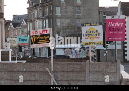 West End Morecambe Lancashire 17. April 2020 der Immobilienmarkt steht vor einer ungewissen Zukunft die prognostizierte wirtschaftliche Abschwelle wird sich negativ auf viele Immobilienagenturen in Großbritannien auswirken. Credit Photographing North/Alamy Live News Stockfoto