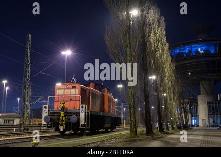 Typ 294 rote Rangierlokomotive im Güterbereich des Hamburger Hafens Langzeitbelichtung Foto Stockfoto