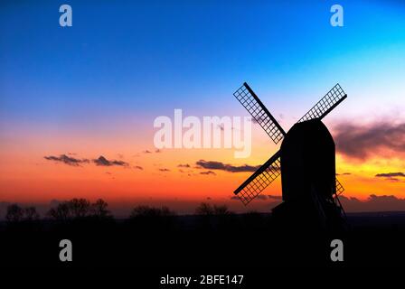 Sonnenuntergang in der Brill Windmill in Buckinghamshire, Großbritannien Stockfoto