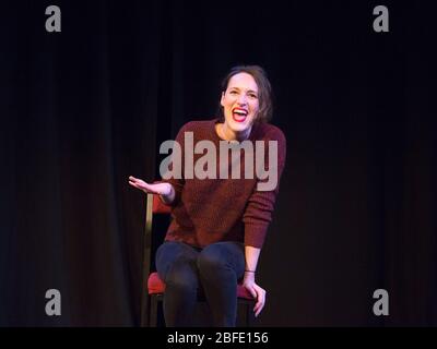 FLEABAG 2016 von Phoebe Waller-Bridge im Soho Theatre, London, geschrieben und aufgeführt Design: Holly Pigott Beleuchtung: Elliot Griggs Regie: Vicky Jones Stockfoto