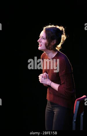 FLEABAG 2016 von Phoebe Waller-Bridge im Soho Theatre, London, geschrieben und aufgeführt Design: Holly Pigott Beleuchtung: Elliot Griggs Regie: Vicky Jones Stockfoto