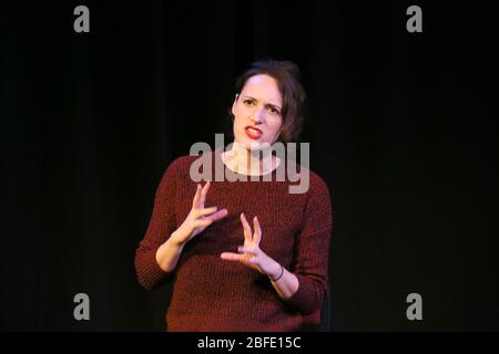 FLEABAG 2016 von Phoebe Waller-Bridge im Soho Theatre, London, geschrieben und aufgeführt Design: Holly Pigott Beleuchtung: Elliot Griggs Regie: Vicky Jones Stockfoto