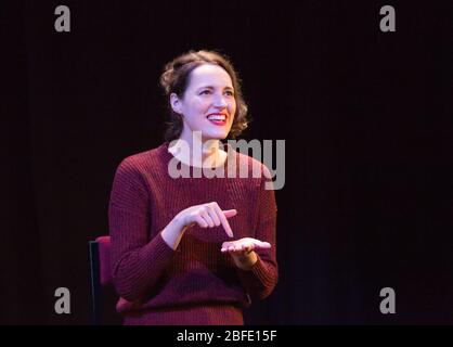 FLEABAG 2016 von Phoebe Waller-Bridge im Soho Theatre, London, geschrieben und aufgeführt Design: Holly Pigott Beleuchtung: Elliot Griggs Regie: Vicky Jones Stockfoto