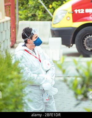 Murcia, Spanien, 18. April 2020: Ärzte mit Schutzanzug in einem spanischen Krankenwagen wegen Coronavirus. Notdienste, die covid Tests in Home de Stockfoto