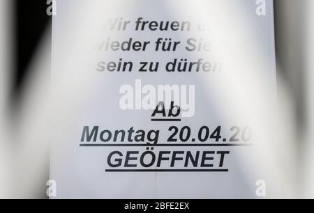 Stuttgart, Deutschland. April 2020. Am geschlossenen Eingang einer Filiale des Designartikellieferanten Ikarus hängt ein Zettel mit der Aufschrift 'ab Montag 20.04.2020 geöffnet'. Nach der langen Pause durch die Coronavirus-Pandemie werden viele Geschäfte in Baden-Württemberg auf die Wiedereröffnung vorbereitet. Quelle: Marijan Murat/dpa/Alamy Live News Stockfoto