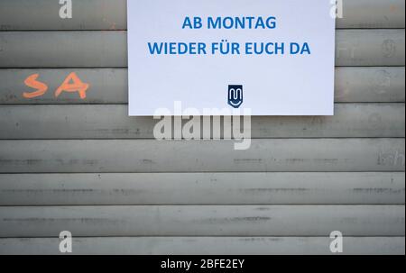 Stuttgart, Deutschland. April 2020. Ein Zettel mit der Aufschrift "Back for You on Monday" hängt am geschlossenen Eingang des Bekleidungsfachhandels "schlechmensch", der fair produzierte Kleidung in Bio-Qualität anbietet. Nach der langen Pause durch die Coronavirus-Pandemie werden viele Geschäfte in Baden-Württemberg auf die Wiedereröffnung vorbereitet. Quelle: Marijan Murat/dpa/Alamy Live News Stockfoto