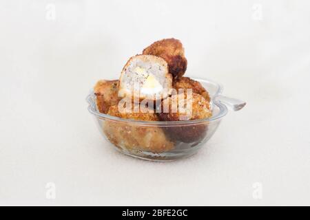 Frittierte knusprige Eierkeebabs mit einer köstlichen Beschichtung von Coconut Chutney Stockfoto