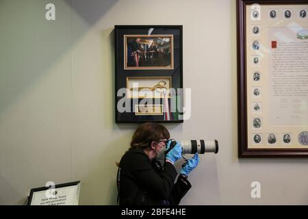 Ein Fotograf, der Handschuhe und eine Maske trägt, fotografiert während einer Pressekonferenz mit Mitgliedern der Coronavirus Task Force im Brady Press Briefing Room des Weißen Hauses am 17. April 2020 in Washington, DC.Quelle: Oliver Contreras/Pool via CNP /MediaPunch Stockfoto