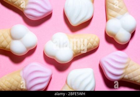 Bunte Gummibonbons, Süßigkeiten als Eis auf einem rosa Hintergrund. Weiches Zahnfleisch, Tapete oder Textur, Lebensmittelkonzept Stockfoto