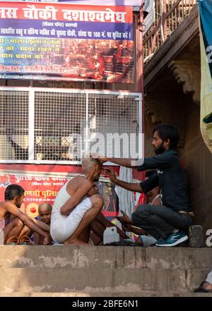VARANASI, UTTAR PRADESH / INDIEN - APRIL 2019 : Barbier Shop auf den Straßen von Varanasi Ghats Stockfoto