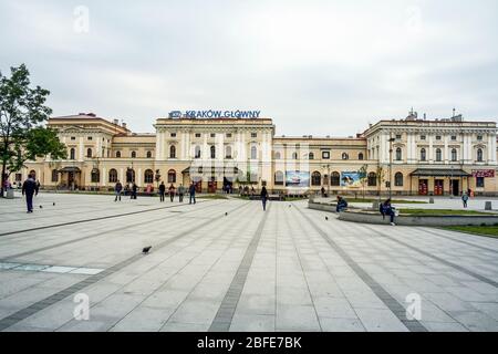 BRESLAU, POLEN - 6. JUNI 2009: Historisches Gebäude von Krakau Glowny, der Hauptbahnhof von Krakau und ein wichtiger Eisenbahnknotenpunkt von schlesien und unteren Po Stockfoto