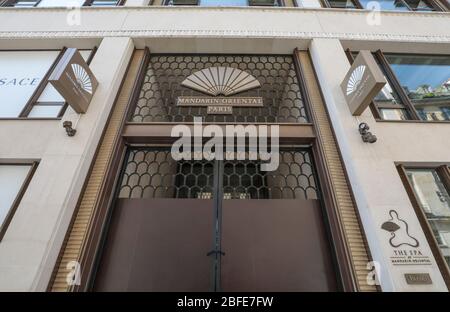 CORONAVIRUS: BERÜHMTE LUXUSHOTELS IN PARIS VORÜBERGEHEND GESCHLOSSEN Stockfoto