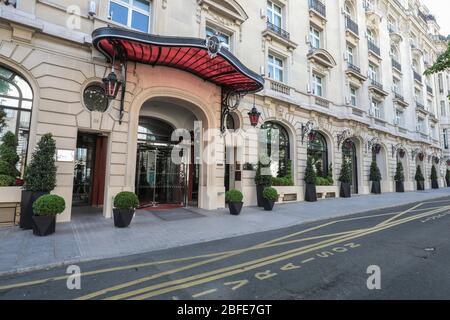 CORONAVIRUS: BERÜHMTE LUXUSHOTELS IN PARIS VORÜBERGEHEND GESCHLOSSEN Stockfoto