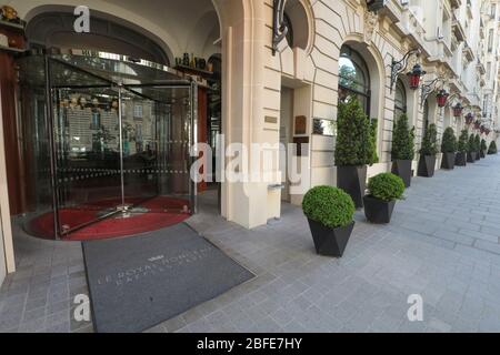 CORONAVIRUS: BERÜHMTE LUXUSHOTELS IN PARIS VORÜBERGEHEND GESCHLOSSEN Stockfoto