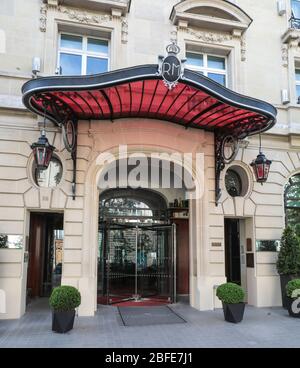 CORONAVIRUS: BERÜHMTE LUXUSHOTELS IN PARIS VORÜBERGEHEND GESCHLOSSEN Stockfoto