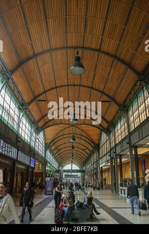 BRESLAU, POLEN - 12. MAI 2013: Haupthalle von Breslau Glowny, der Hauptbahnhof von Breslau, und ein wichtiger Eisenbahnknotenpunkt von schlesien und Niederpolen. Stockfoto
