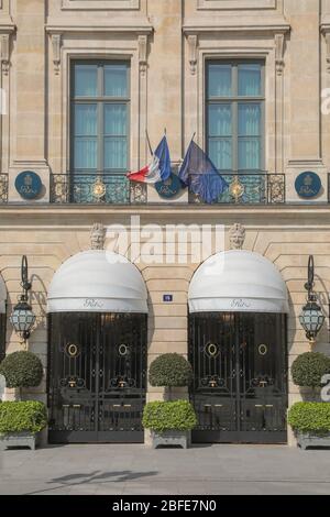 CORONAVIRUS: BERÜHMTE LUXUSHOTELS IN PARIS VORÜBERGEHEND GESCHLOSSEN Stockfoto