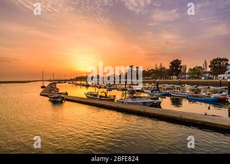 Sonnenuntergang unter dem Olhão Marina Stockfoto